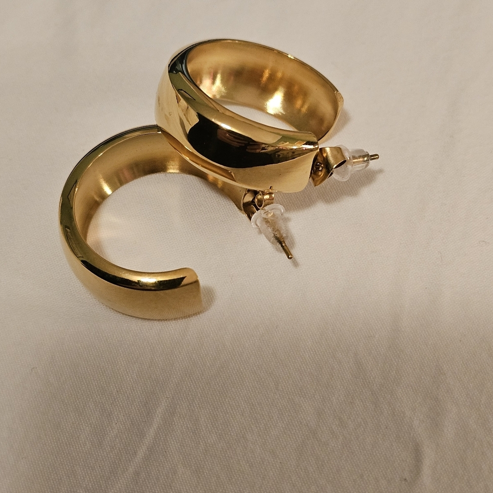Elegant Gold Hoop Earrings - Picture 8 of 10